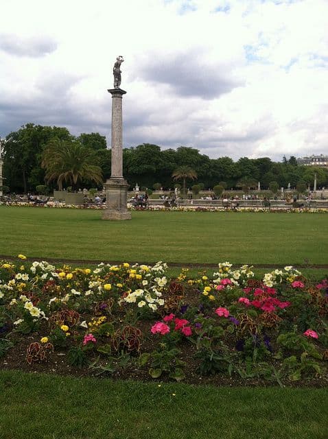 A picture of a statue in a Paris park