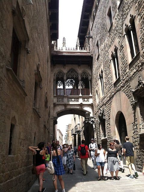 A picture of an alleyway in the Barri Gotic